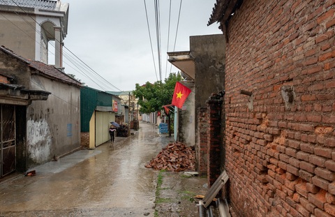 Hết cách ly, dân Sơn Lôi giữ thói quen rửa tay, đeo khẩu trang, xịt thuốc sát khuẩn - Ảnh 3. Hết cách ly, dân Sơn Lôi giữ thói quen rửa tay, đeo khẩu trang, xịt thuốc sát khuẩn - Ảnh 3.