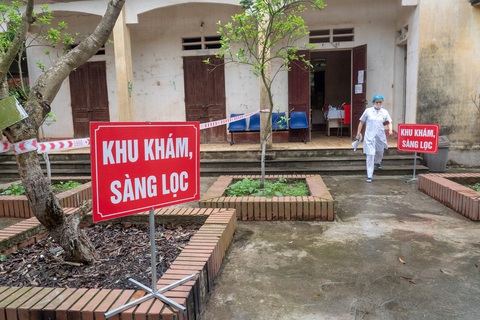 Hết cách ly, dân Sơn Lôi giữ thói quen rửa tay, đeo khẩu trang, xịt thuốc sát khuẩn - Ảnh 10. Hết cách ly, dân Sơn Lôi giữ thói quen rửa tay, đeo khẩu trang, xịt thuốc sát khuẩn - Ảnh 10.