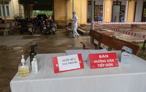 Hết cách ly, dân Sơn Lôi giữ thói quen rửa tay, đeo khẩu trang, xịt thuốc sát khuẩn - Ảnh 9. Hết cách ly, dân Sơn Lôi giữ thói quen rửa tay, đeo khẩu trang, xịt thuốc sát khuẩn - Ảnh 9.