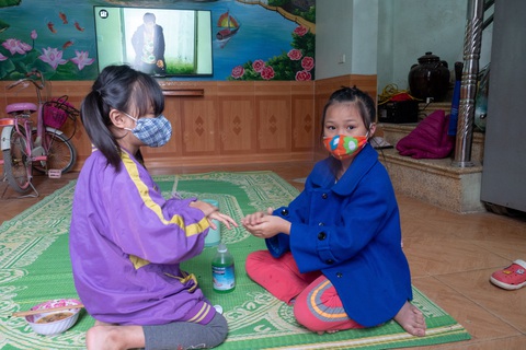Hết cách ly, dân Sơn Lôi giữ thói quen rửa tay, đeo khẩu trang, xịt thuốc sát khuẩn - Ảnh 8. Hết cách ly, dân Sơn Lôi giữ thói quen rửa tay, đeo khẩu trang, xịt thuốc sát khuẩn - Ảnh 8.