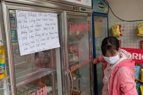 Hết cách ly, dân Sơn Lôi giữ thói quen rửa tay, đeo khẩu trang, xịt thuốc sát khuẩn - Ảnh 6. Hết cách ly, dân Sơn Lôi giữ thói quen rửa tay, đeo khẩu trang, xịt thuốc sát khuẩn - Ảnh 6.