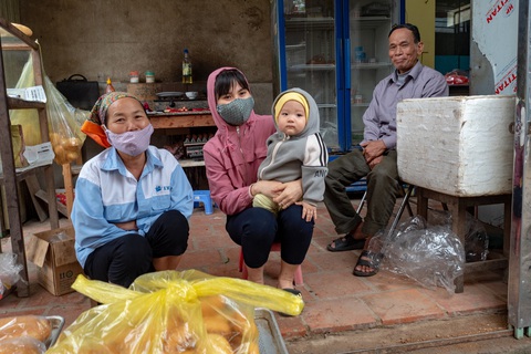Hết cách ly, dân Sơn Lôi giữ thói quen rửa tay, đeo khẩu trang, xịt thuốc sát khuẩn - Ảnh 5. Hết cách ly, dân Sơn Lôi giữ thói quen rửa tay, đeo khẩu trang, xịt thuốc sát khuẩn - Ảnh 5.