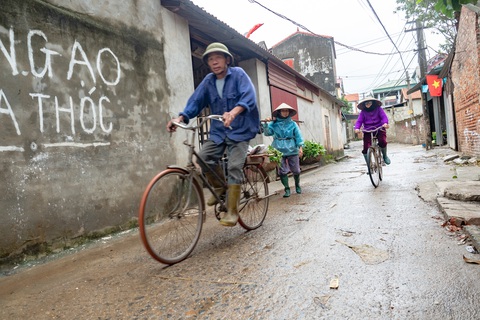 Hết cách ly, dân Sơn Lôi giữ thói quen rửa tay, đeo khẩu trang, xịt thuốc sát khuẩn - Ảnh 1. Hết cách ly, dân Sơn Lôi giữ thói quen rửa tay, đeo khẩu trang, xịt thuốc sát khuẩn - Ảnh 1.