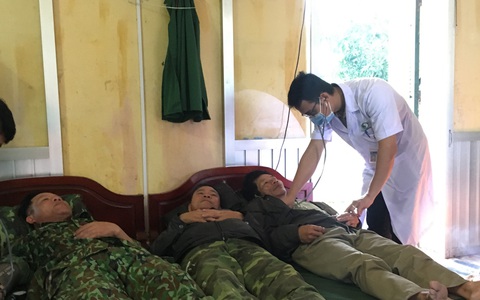 Tàu 3.000 tấn nghiêng, 8 thuyền viên bơi vào bờ trong sóng lớn - Ảnh 2. Tàu 3.000 tấn nghiêng, 8 thuyền viên bơi vào bờ trong sóng lớn - Ảnh 2.