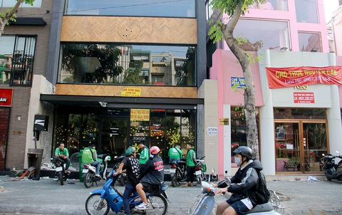 Hàng loạt cửa hàng ăn uống đóng cửa - Ảnh 1. Hàng loạt cửa hàng ăn uống đóng cửa - Ảnh 1.