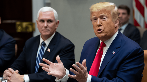 Ông Trump: Mấy tuần rồi tôi không sờ tay lên mặt. Nhớ lắm! - Ảnh 1. Ông Trump: Mấy tuần rồi tôi không sờ tay lên mặt. Nhớ lắm! - Ảnh 1.