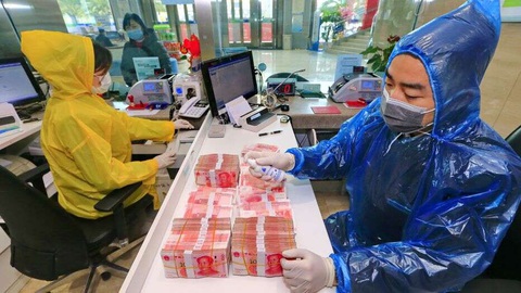 WHO khuyến cáo cẩn trọng với nguy cơ lây nhiễm corona từ tiền mặt - Ảnh 1. WHO khuyến cáo cẩn trọng với nguy cơ lây nhiễm corona từ tiền mặt - Ảnh 1.