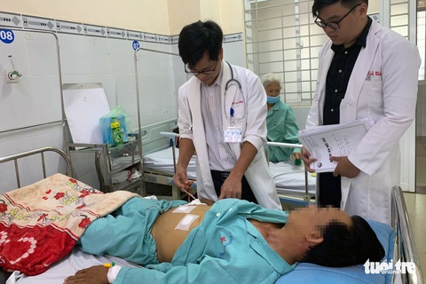 Nuốt tăm tre lúc nào không hay, bị đâm xuyên dạ dày và gan - Ảnh 1. Nuốt tăm tre lúc nào không hay, bị đâm xuyên dạ dày và gan - Ảnh 1.