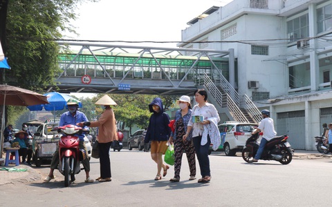 Cầu bộ hành: cách nào thoát ế? - Ảnh 1. Cầu bộ hành: cách nào thoát ế? - Ảnh 1.