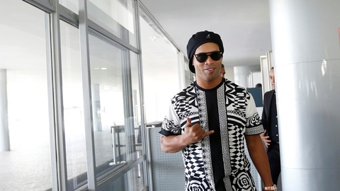 Ronaldinho bị cảnh sát bắt tại Paraguay - Ảnh 2. Ronaldinho bị cảnh sát bắt tại Paraguay - Ảnh 2.