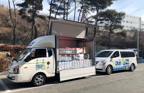 Các công ty rượu Hàn Quốc tặng ethanol làm chất khử trùng chống corona - Ảnh 1. Các công ty rượu Hàn Quốc tặng ethanol làm chất khử trùng chống corona - Ảnh 1.