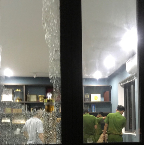 Bắt hai người đập phá biệt thự đại gia bất động sản ở Đà Nẵng - Ảnh 2. Bắt hai người đập phá biệt thự đại gia bất động sản ở Đà Nẵng - Ảnh 2.