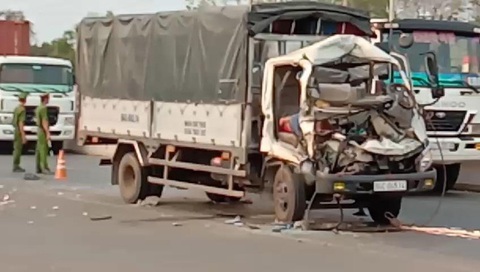 Xe tải tông đuôi xe máy cày, 2 người chết, 1 tài xế nguy kịch - Ảnh 2. Xe tải tông đuôi xe máy cày, 2 người chết, 1 tài xế nguy kịch - Ảnh 2.