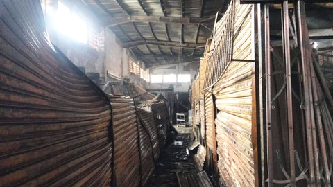 Cả trăm kiôt ở chợ bốc cháy trong đêm, thiệt hại hàng tỉ đồng - Ảnh 5. Cả trăm kiôt ở chợ bốc cháy trong đêm, thiệt hại hàng tỉ đồng - Ảnh 5.