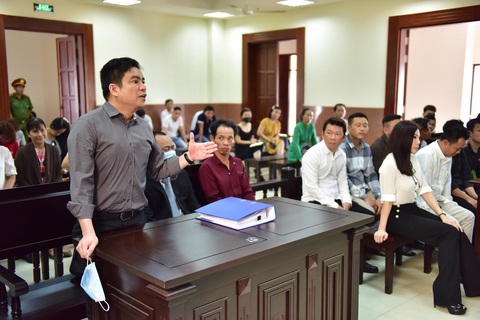 Hoãn xử lần 5 vụ chém bác sĩ Chiêm Quốc Thái, đợi áp giải bà Trần Hoa Sen - Ảnh 1. Hoãn xử lần 5 vụ chém bác sĩ Chiêm Quốc Thái, đợi áp giải bà Trần Hoa Sen - Ảnh 1.