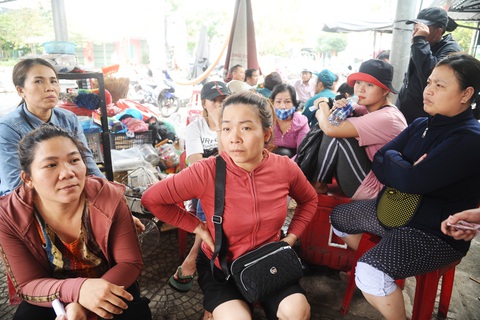 Tiểu thương ngất xỉu khi thấy hàng hóa ở kiôt của chợ cháy dữ dội - Ảnh 13. Tiểu thương ngất xỉu khi thấy hàng hóa ở kiôt của chợ cháy dữ dội - Ảnh 13.