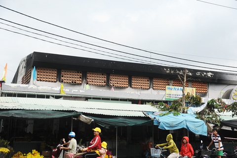 Tiểu thương ngất xỉu khi thấy hàng hóa ở kiôt của chợ cháy dữ dội - Ảnh 5. Tiểu thương ngất xỉu khi thấy hàng hóa ở kiôt của chợ cháy dữ dội - Ảnh 5.