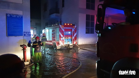 800m2 kho xưởng trong Khu công nghiệp Cát Lái bị thiêu rụi - Ảnh 3. 800m2 kho xưởng trong Khu công nghiệp Cát Lái bị thiêu rụi - Ảnh 3.