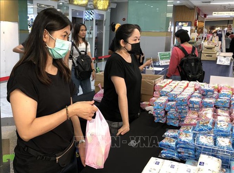 Thái Lan phát tiền mặt cứu trợ người nghèo - Ảnh 1. Thái Lan phát tiền mặt cứu trợ người nghèo - Ảnh 1.