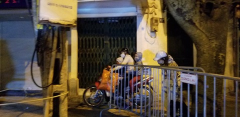 Hà Nội cách ly hoàn toàn một đoạn phố Trúc Bạch sau khi có 1 ca COVID-19 - Ảnh 4. Hà Nội cách ly hoàn toàn một đoạn phố Trúc Bạch sau khi có 1 ca COVID-19 - Ảnh 4.