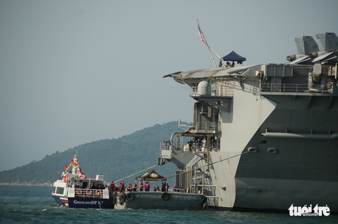 Bên trong tàu sân bay USS Theodore Roosevelt đang neo tại vịnh Đà Nẵng - Ảnh 3. Bên trong tàu sân bay USS Theodore Roosevelt đang neo tại vịnh Đà Nẵng - Ảnh 3.