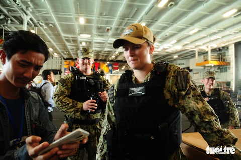 Bên trong tàu sân bay USS Theodore Roosevelt đang neo tại vịnh Đà Nẵng - Ảnh 6. Bên trong tàu sân bay USS Theodore Roosevelt đang neo tại vịnh Đà Nẵng - Ảnh 6.