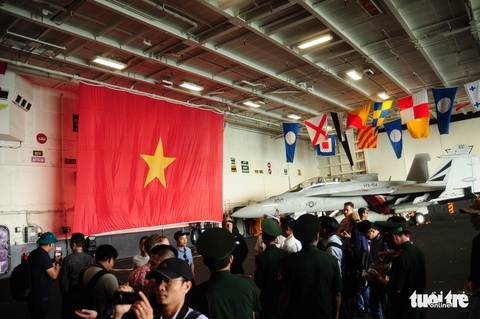 Bên trong tàu sân bay USS Theodore Roosevelt đang neo tại vịnh Đà Nẵng - Ảnh 7. Bên trong tàu sân bay USS Theodore Roosevelt đang neo tại vịnh Đà Nẵng - Ảnh 7.