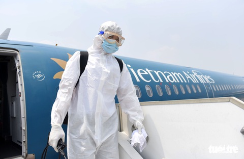 Cận cảnh khử trùng máy bay Vietnam Airlines từ Đài Loan về TP.HCM - Ảnh 9. Cận cảnh khử trùng máy bay Vietnam Airlines từ Đài Loan về TP.HCM - Ảnh 9.