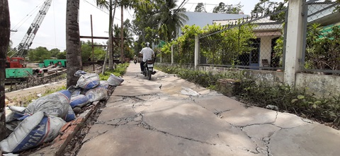 Nền 5 căn nhà ven sông Cần Thơ bị gãy, chìm xuống nước - Ảnh 3. Nền 5 căn nhà ven sông Cần Thơ bị gãy, chìm xuống nước - Ảnh 3.