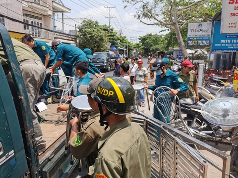 Nền 5 căn nhà ven sông Cần Thơ bị gãy, chìm xuống nước - Ảnh 2. Nền 5 căn nhà ven sông Cần Thơ bị gãy, chìm xuống nước - Ảnh 2.