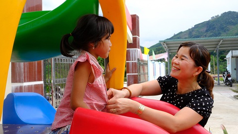 Thương trẻ Ca Dong, cô chấp mọi khó khăn mở trường bán trú - Ảnh 1. Thương trẻ Ca Dong, cô chấp mọi khó khăn mở trường bán trú - Ảnh 1.