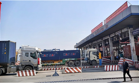 Nguyên liệu sản xuất nhập về TP.HCM giảm mạnh - Ảnh 1. Nguyên liệu sản xuất nhập về TP.HCM giảm mạnh - Ảnh 1.