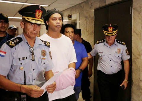 Paraguay yêu cầu tiếp tục giam giữ Ronaldinho - Ảnh 1. Paraguay yêu cầu tiếp tục giam giữ Ronaldinho - Ảnh 1.