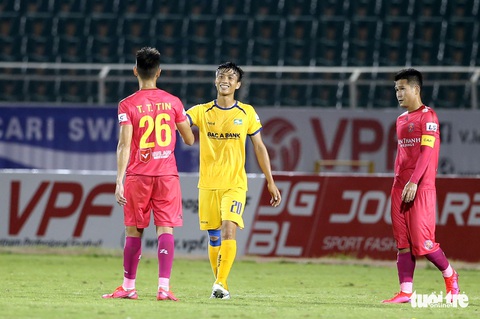 Phan Văn Đức trở lại mạnh mẽ trong trận Sài Gòn - SLNA sau chấn thương - Ảnh 8. Phan Văn Đức trở lại mạnh mẽ trong trận Sài Gòn - SLNA sau chấn thương - Ảnh 8.