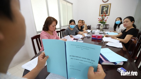 Học sinh lớp 12 tại TP.HCM trở lại trường: Quản lý chặt nội trú, bán trú - Ảnh 1. Học sinh lớp 12 tại TP.HCM trở lại trường: Quản lý chặt nội trú, bán trú - Ảnh 1.