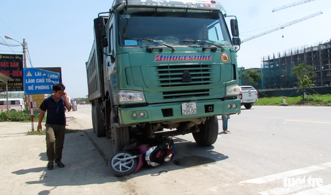 Hai mẹ con thiệt mạng dưới bánh xe tải - Ảnh 1. Hai mẹ con thiệt mạng dưới bánh xe tải - Ảnh 1.