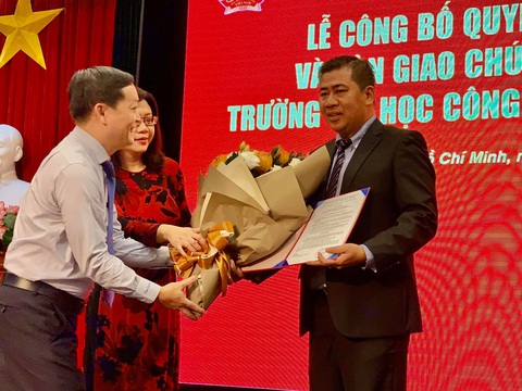 ĐH Công nghiệp TP.HCM có tân hiệu trưởng 44 tuổi - Ảnh 1. ĐH Công nghiệp TP.HCM có tân hiệu trưởng 44 tuổi - Ảnh 1.