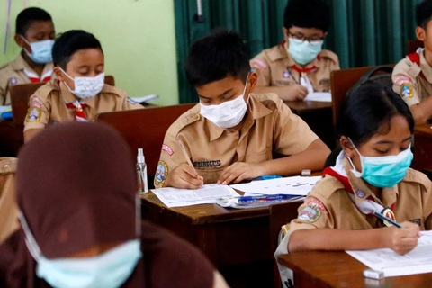 Vì sao phụ nữ và trẻ em ít bị tử vong khi nhiễm virus corona? - Ảnh 1. Vì sao phụ nữ và trẻ em ít bị tử vong khi nhiễm virus corona? - Ảnh 1.