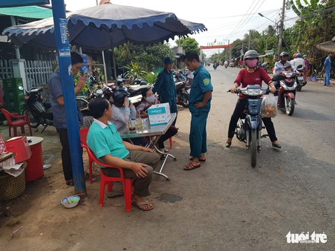 Hơn 3 giờ mới dập tắt đám cháy, 6 căn nhà ven quốc lộ 91C bị thiêu rụi - Ảnh 3. Hơn 3 giờ mới dập tắt đám cháy, 6 căn nhà ven quốc lộ 91C bị thiêu rụi - Ảnh 3.