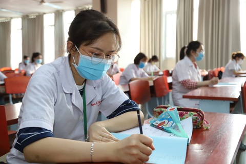 Sáng nay, sinh viên ĐH Y dược TP.HCM trở lại trường - Ảnh 3. Sáng nay, sinh viên ĐH Y dược TP.HCM trở lại trường - Ảnh 3.