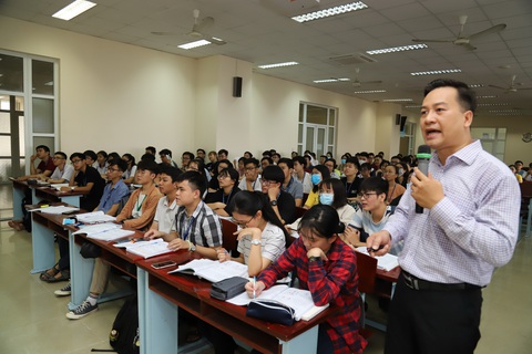 Sáng nay, sinh viên ĐH Y dược TP.HCM trở lại trường - Ảnh 4. Sáng nay, sinh viên ĐH Y dược TP.HCM trở lại trường - Ảnh 4.