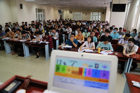 Sáng nay, sinh viên ĐH Y dược TP.HCM trở lại trường - Ảnh 5. Sáng nay, sinh viên ĐH Y dược TP.HCM trở lại trường - Ảnh 5.