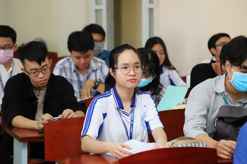 Sáng nay, sinh viên ĐH Y dược TP.HCM trở lại trường - Ảnh 1. Sáng nay, sinh viên ĐH Y dược TP.HCM trở lại trường - Ảnh 1.