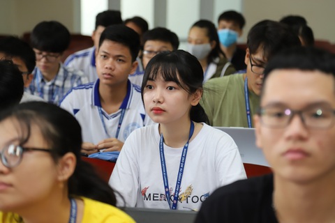 Sáng nay, sinh viên ĐH Y dược TP.HCM trở lại trường - Ảnh 7. Sáng nay, sinh viên ĐH Y dược TP.HCM trở lại trường - Ảnh 7.