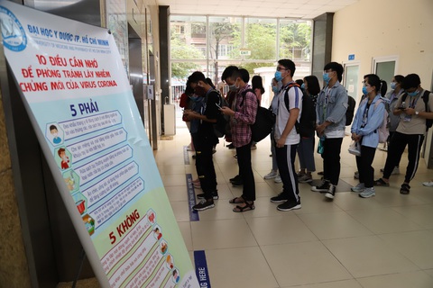 Sáng nay, sinh viên ĐH Y dược TP.HCM trở lại trường - Ảnh 9. Sáng nay, sinh viên ĐH Y dược TP.HCM trở lại trường - Ảnh 9.