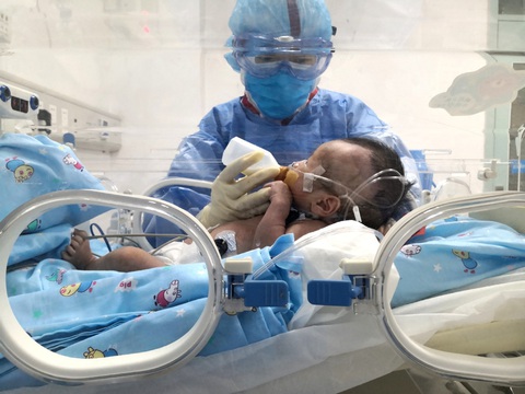Bệnh nhi mắc COVID-19 khi mới 5 ngày tuổi đã xuất viện - Ảnh 2. Bệnh nhi mắc COVID-19 khi mới 5 ngày tuổi đã xuất viện - Ảnh 2.