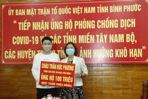 Hai học sinh đập heo đất ủng hộ 200 triệu phòng chống COVID-19 - Ảnh 1. Hai học sinh đập heo đất ủng hộ 200 triệu phòng chống COVID-19 - Ảnh 1.