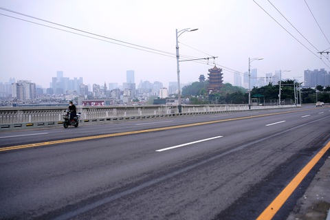 Người dân Vũ Hán: Chúng tôi vượt qua vì ở trong nhà - Ảnh 2. Người dân Vũ Hán: Chúng tôi vượt qua vì ở trong nhà - Ảnh 2.