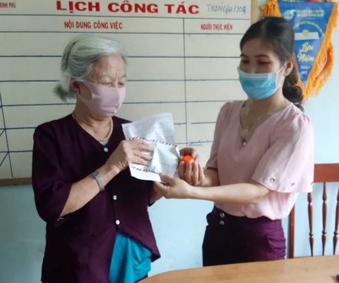 1,5 chỉ vàng và 3 triệu đồng chống COVID-19 của cụ Huê - Ảnh 2. 1,5 chỉ vàng và 3 triệu đồng chống COVID-19 của cụ Huê - Ảnh 2.
