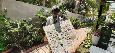 Phải trợ giúp những người bán vé số dạo - Ảnh 1. Phải trợ giúp những người bán vé số dạo - Ảnh 1.